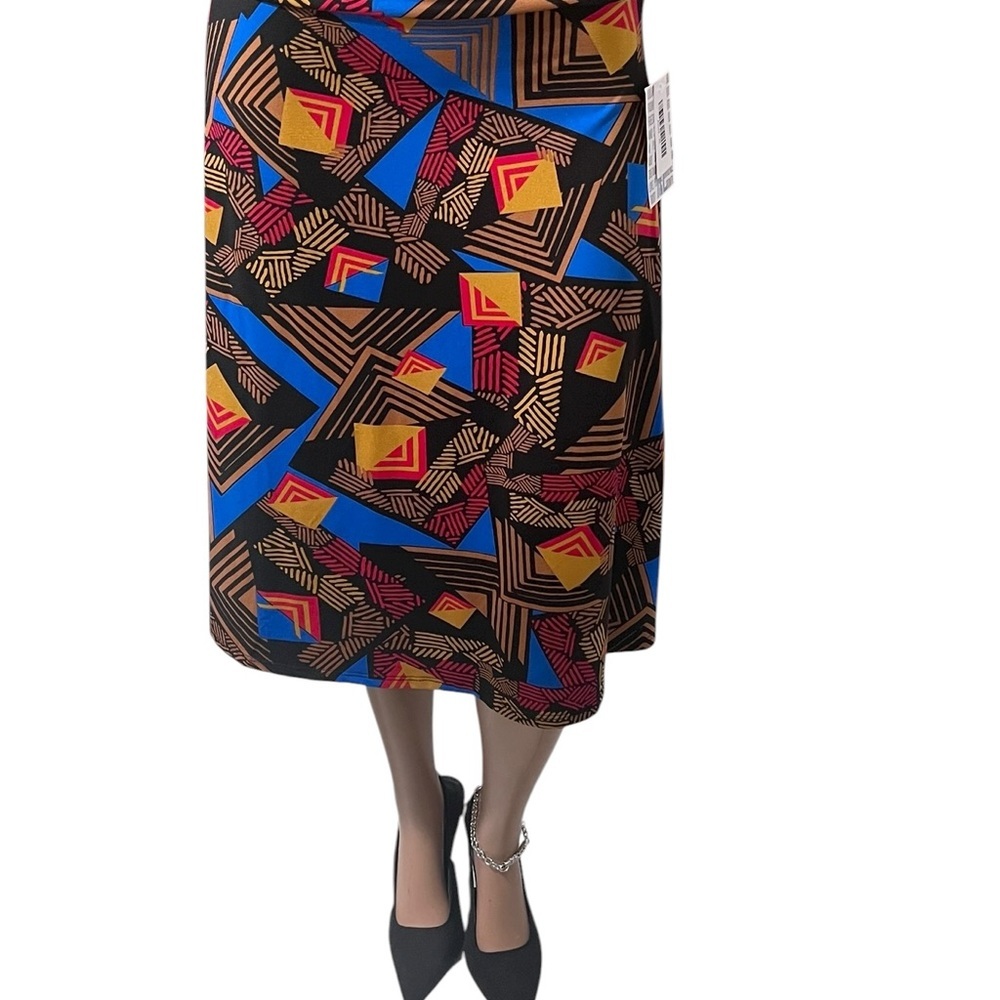 LelaRue Skirt a blend of polyester and spandex lots of stretch very stylish. ☑️ - Picture 3 of 7